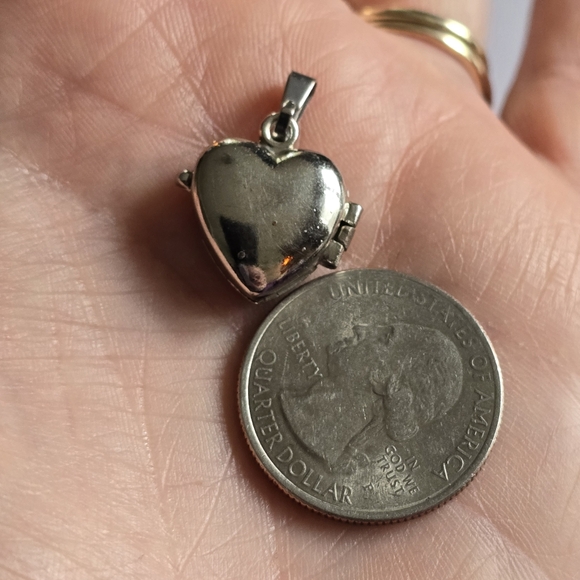 Heart locket pendant silver tone cutout scent aromatherapy charm - Picture 5 of 10